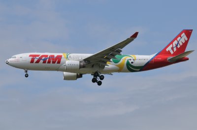 TAM Airbus  A330-200  PT-MVP  Football 2009