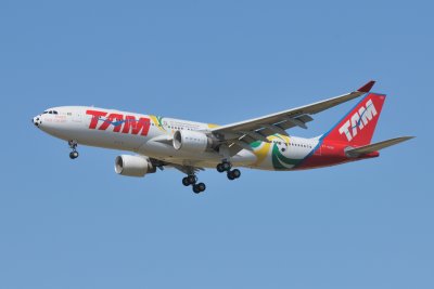 TAM Airbus A330-200 PT-MVP Football 2009