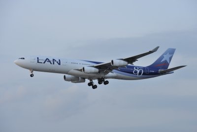 LAN Airbus A340-300 CC-CQE 80 years