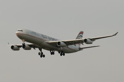 Etihad Airbus  A340-300  A6-EYC
