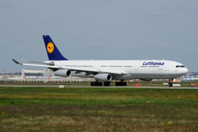 Lufthansa  Airbus A340-300 D-AIFC