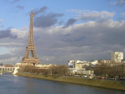 Eiffel Tower behind Ile des Cygnes