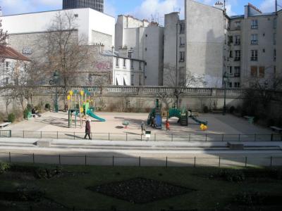 Park behind Arenes de Lutece