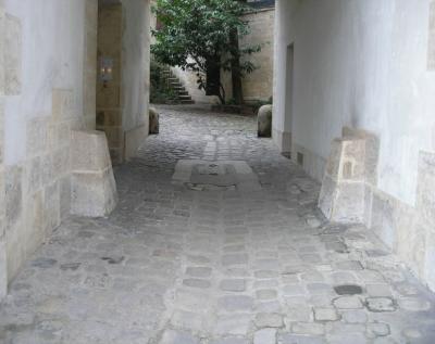 g3/58/642258/3/58359458.SaturdayFeb18thRESIZED024CourdeRohanGigishouseinthedistance.jpg