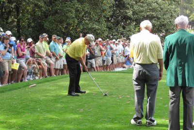 Palmer watches Nicklaus tee off