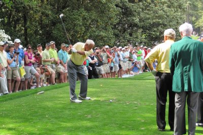 Nicklaus watches Palmer tee off