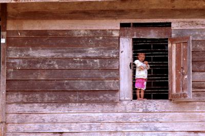 The Window Clinging Kid of Pampang