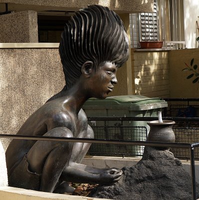 Tel Aviv bronze yard statue1.JPG