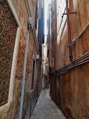 ven - P5031154 alley.jpg