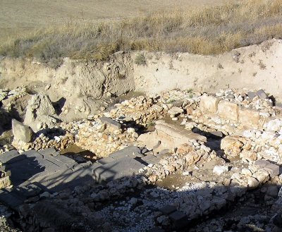 hazor lower sacrifice platform1.JPG