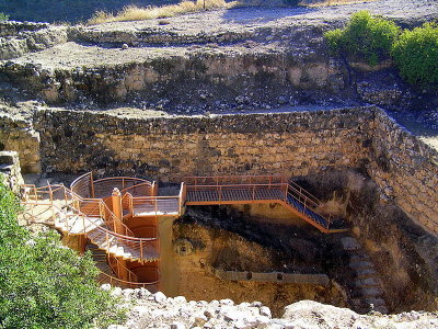 hazor water reserve stairs.JPG