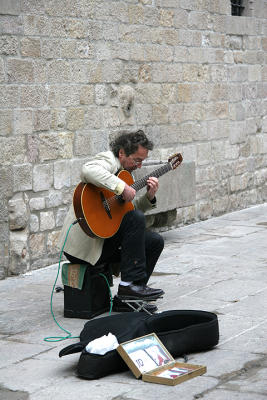 Minstrel (with a very British accent) in Barcelona
