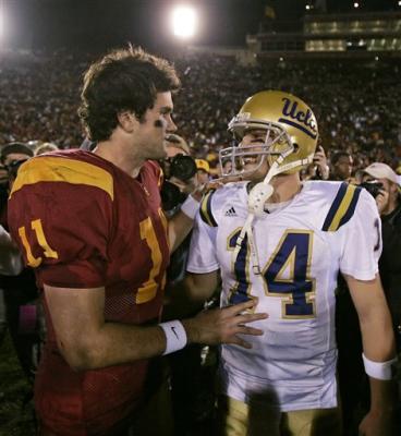 Matt Leinart talks with UCLA quarterback Drew Olson.jpg