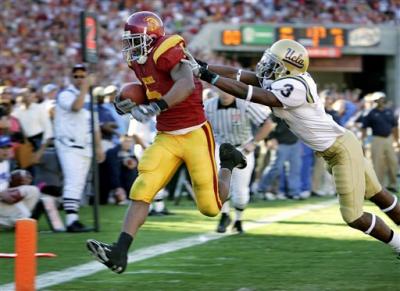 Reggie Bush rushes past Rodney Van for a 13-yard touchdown.jpg