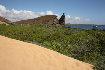 Trail between two beachs, Bartolom Island