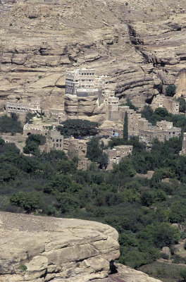 Wadi Dhahr and Dar al-Hajar rock palace