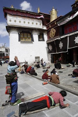 Prostrating pilgrim at Jokhang