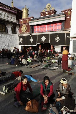 Jokhang forecourt at the end of the day