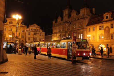 The tram in night 夜晚的電車