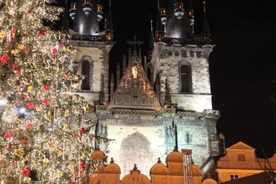 Xmas tree and Tyn Church 特伊教堂前的聖誕氣氛