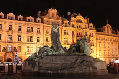 The status in Prague Square 布拉格廣場中的雕像