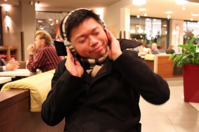 What a great melody in KFC !!! 舞動的音符 in KFC