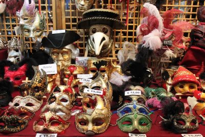在威尼斯到處都在賣面具