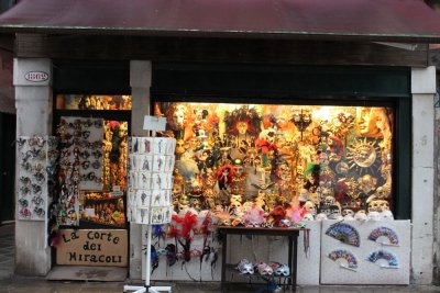 在威尼斯到處都在賣面具