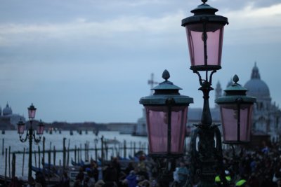 威尼斯的路燈是粉紅