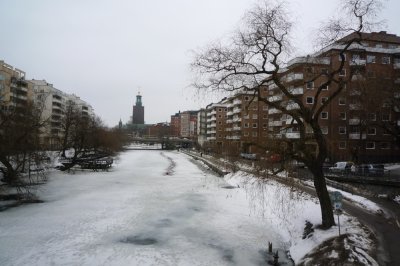 The river is frozen 結冰的河面