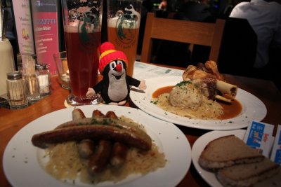 德國啤酒、香腸、跟豬腳 Beer, sausage, and pork knee