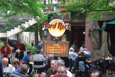 THERE ARE COUNTLESS RESTAURANTS ALL ALONG THE RIVER WALK. MANY WITH OUTSIDE SEATING.