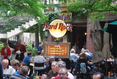 THERE ARE COUNTLESS RESTAURANTS ALL ALONG THE RIVER WALK.   MANY WITH OUTSIDE SEATING.