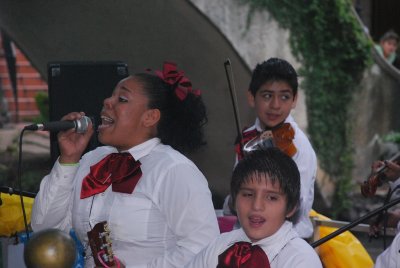 A NIGHTINGALE ON THE RIVERWALK DURING A MARIACHI NIGHT