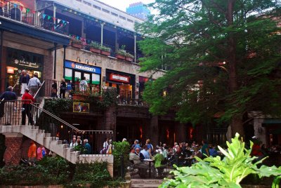 WE WERE NOT ALONE THE RIVER WALK WAS PACKED TO LISTEN TO THE MARIACHI BANDS