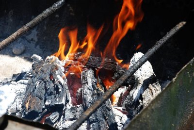 AND NO CHARCOAL HERE......ALL GRILLS USE AGED MESQUITE WOOD