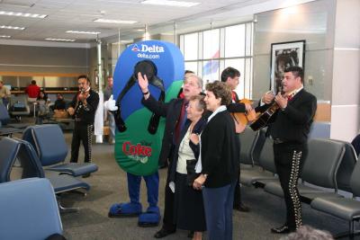 Delta passenger & family after singing with Mariachi band