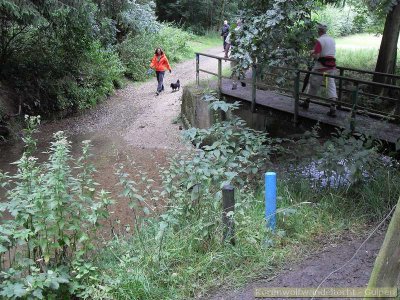 Of over de brug of door het water.