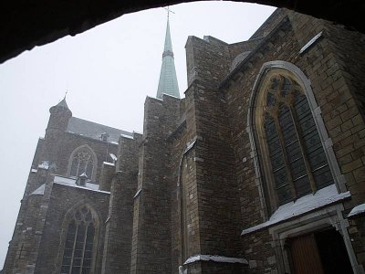 Sneeuwjachten om de kerk ...