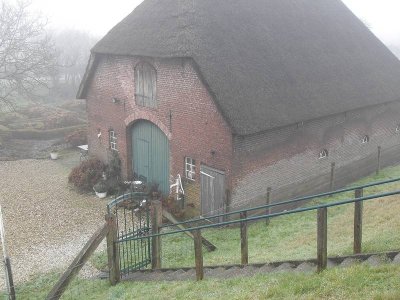 .... mooie boerderijen langs de Lek.