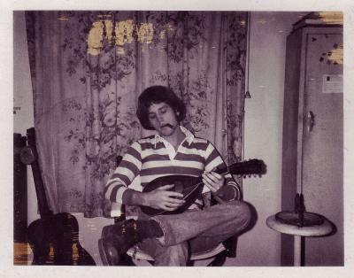 Billy with mandolin that he can't play note 1 on, 1977