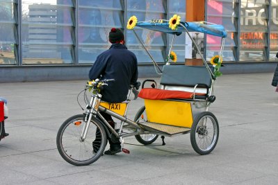 Pedal powered rickshaw
