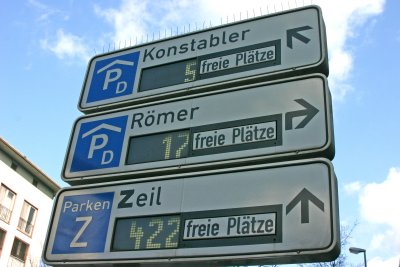 Sign in Frankfurt showing available parking spaces