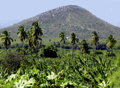 Loma-Pirmide-carretera Barahona-Azua.jpg