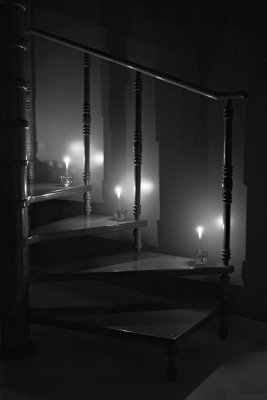 escada  luz de velas (candlelit stairs)