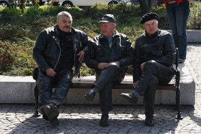 Three Gentelmen's on bench