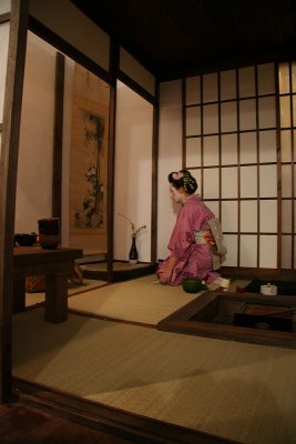 A moment of contemplation in front of the tokonoma alcove