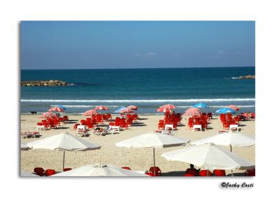 Bright day at the beach.
1/250s f/14.0 at 52.0mm