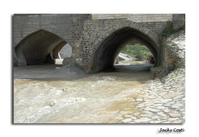 Water flowing under the bridge.
1/320s f/10.0 at 29.0mm