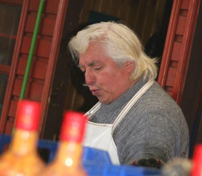 g3/62/195162/3/58852042.FishMarketSellerArgentin.jpg